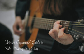 アコースティックギターを弾く手元のクローズアップ写真