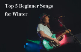 エレキギターを弾きながら歌うミュージシャンのライブ写真