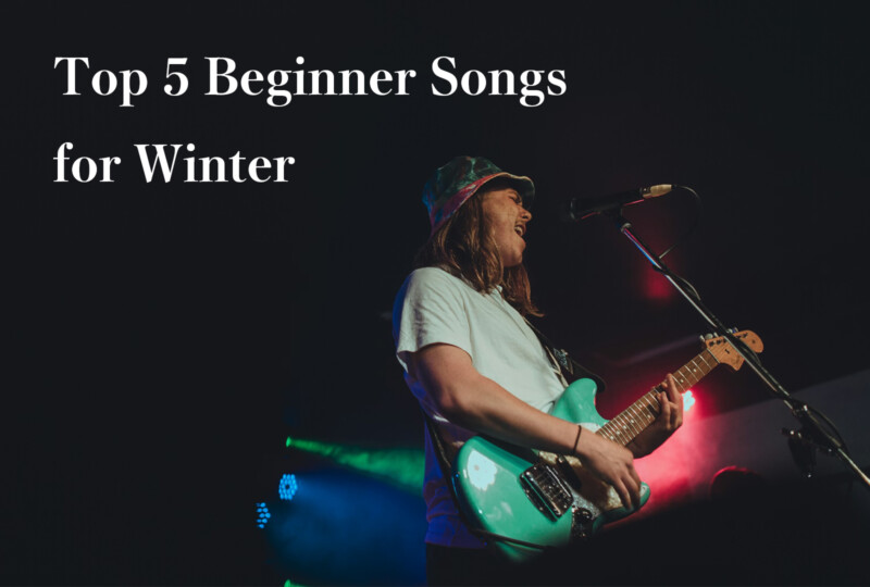 エレキギターを弾きながら歌うミュージシャンのライブ写真