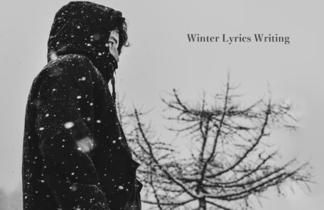 雪景色の中で佇む人物のモノクロ写真（Winter Lyrics Writing の文字入り）
