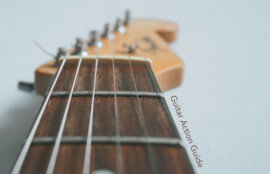 ギター指板をヘッド側から捉えたクローズアップ写真（Guitar Action Guideの文字入り）