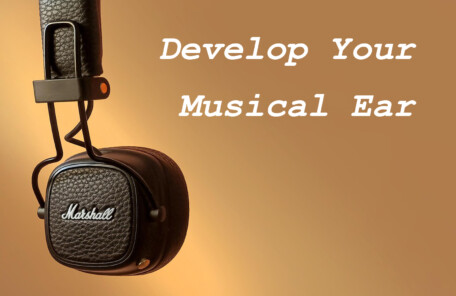 Marshallヘッドフォンと“Develop Your Musical Ear”の文字が入ったイメージ