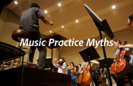 指揮者がオーケストラを指導しているリハーサル風景。音楽練習における思い込みや固定観念を問い直すイメージ。