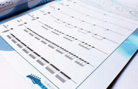 譜面とリズムパターンが並ぶ楽譜資料の写真。音楽理論や構造的な練習をイメージさせる。