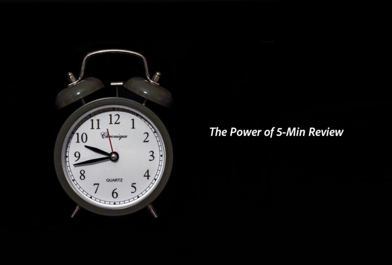 暗い背景に置かれたアナログ目覚まし時計。短時間集中の練習や時間管理を連想させるビジュアル。