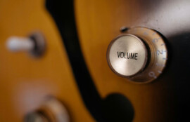 ギターのボリュームノブをクローズアップした写真。音量調整の細かな感覚を象徴するイメージ。