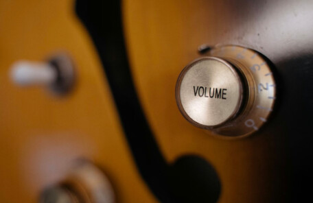 ギターのボリュームノブをクローズアップした写真。音量調整の細かな感覚を象徴するイメージ。