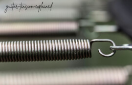 金属製のスプリングがフックに掛けられ、張力の構造が分かるクローズアップ