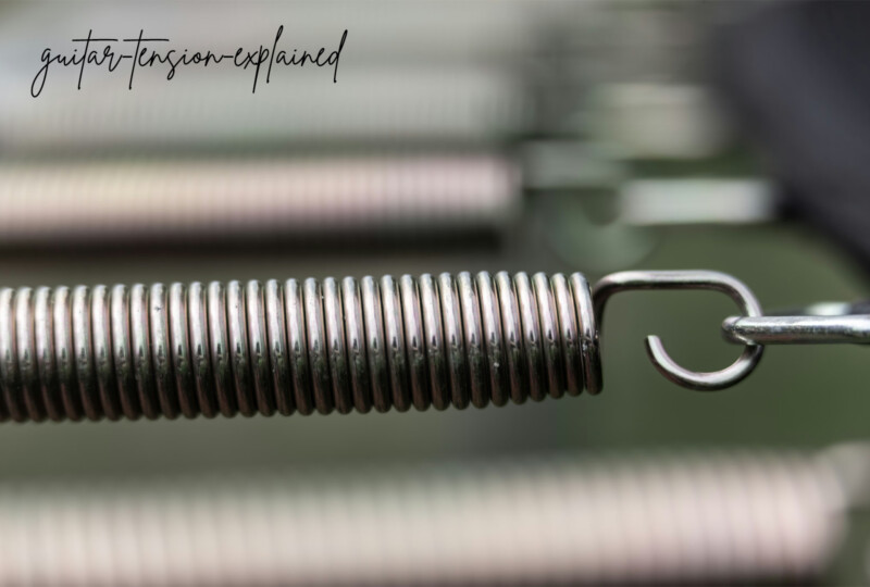 金属製のスプリングがフックに掛けられ、張力の構造が分かるクローズアップ