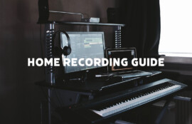 モニターやキーボードが並ぶホームレコーディング環境（HOME RECORDING GUIDEの文字入り）