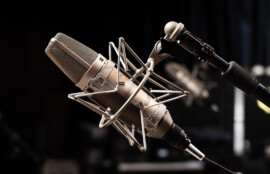 ショックマウントに装着されたコンデンサーマイクのクローズアップ