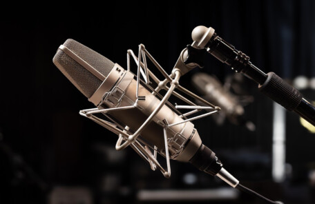 ショックマウントに装着されたコンデンサーマイクのクローズアップ