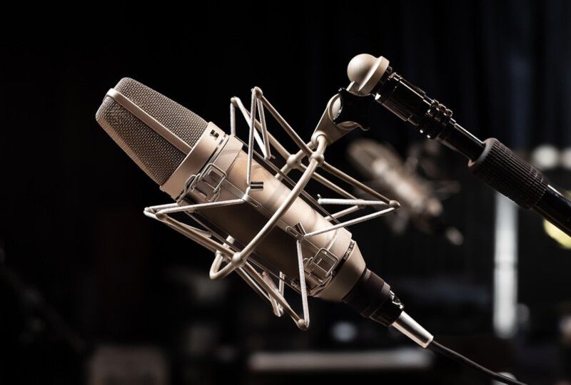 ショックマウントに装着されたコンデンサーマイクのクローズアップ