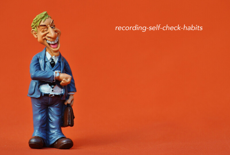 オレンジ背景に青いスーツのフィギュア、右上に「recording-self-check-habits」の文字